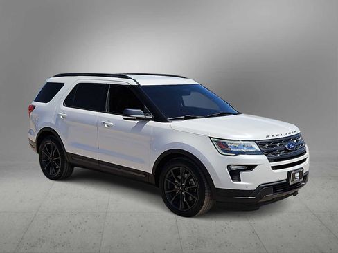 Used 2018 Ford Explorer XLT w/ Equipment Group 202A FWD image 2