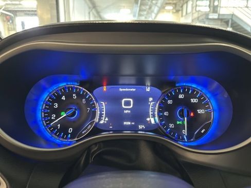 Used 2025 Chrysler Pacifica Select image 21