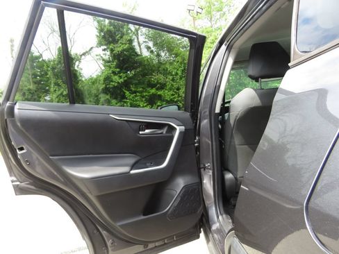 Used 2022 Toyota RAV4 XLE AWD/4WD image 17