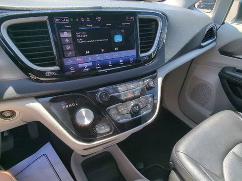 Used 2024 Chrysler Pacifica Touring-L FWD image 18