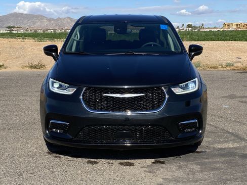 Used 2023 Chrysler Pacifica Touring-L FWD image 8