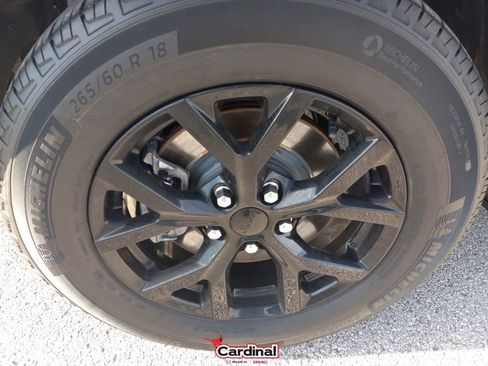 Used 2024 Jeep Grand Cherokee L Laredo image 4