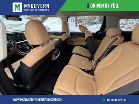 Used 2024 Kia Carnival LX image 11