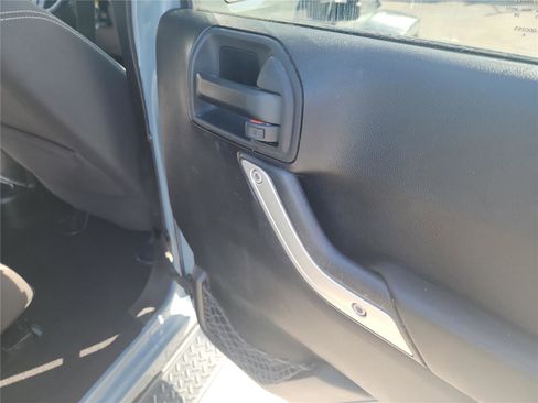 Used 2015 Jeep Wrangler Unlimited Sahara w/ Connectivity Group image 26