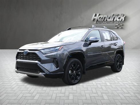 Used 2024 Toyota RAV4 SE image 6