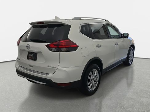 Used 2017 Nissan Rogue SV w/ SV Premium Package image 5