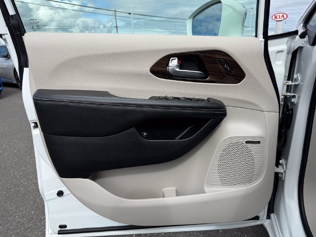 Used 2022 Chrysler Pacifica Limited w/ Uconnect Theater Family Group FWD image 21