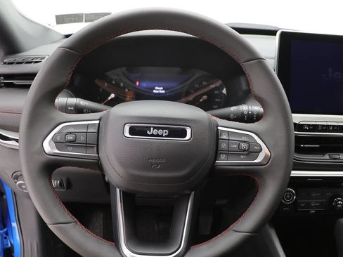 Used 2025 Jeep Compass Trailhawk AWD/4WD image 16