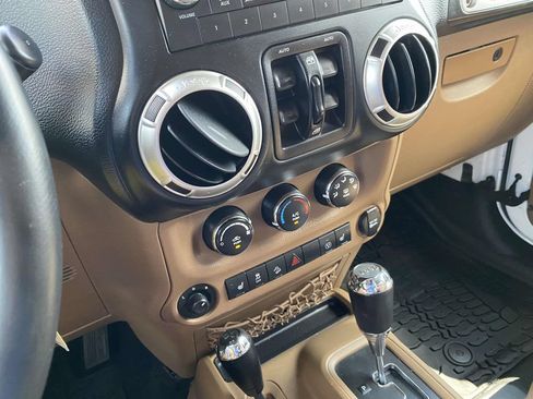 Used 2016 Jeep Wrangler Unlimited Sahara w/ Connectivity Group AWD/4WD image 23