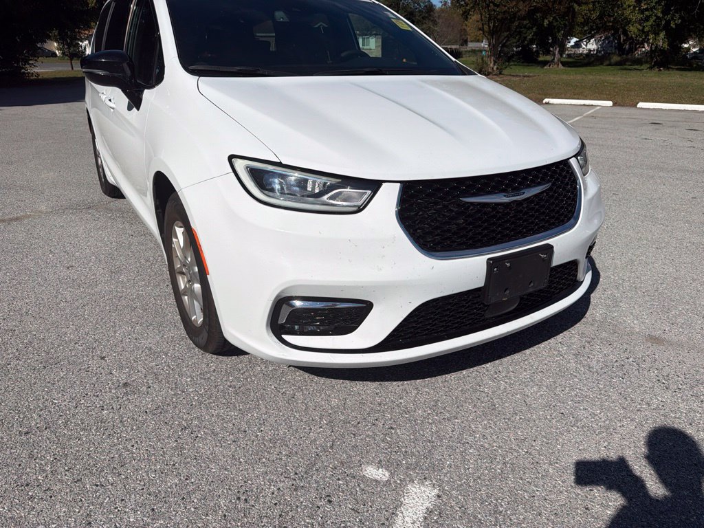 Used 2025 Chrysler Pacifica Select FWD image 11