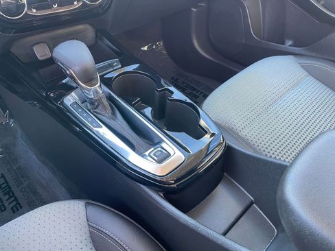 Used 2025 Chevrolet Trax LT w/ LT Convenience Package image 41