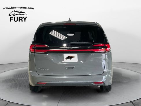 Used 2023 Chrysler Pacifica Touring-L FWD image 4