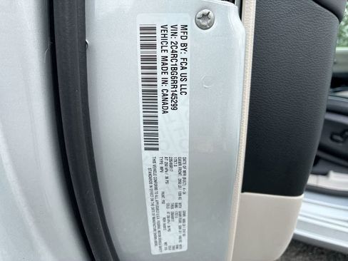 Used 2024 Chrysler Pacifica Touring-L image 32