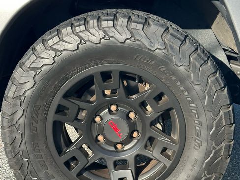 Used 2015 Toyota Tacoma 4x4 Double Cab w/ TRD Off-Road Package image 9