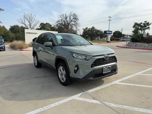 Used 2019 Toyota RAV4 XLE w/ Convenience Package image 8