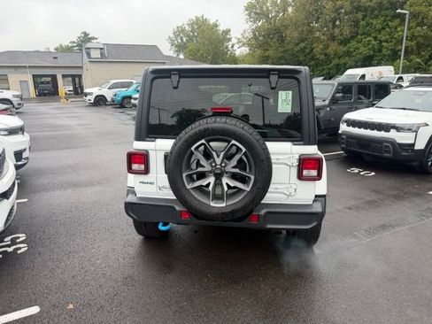 Used 2024 Jeep Wrangler Unlimited w/ Convenience Group AWD/4WD image 9