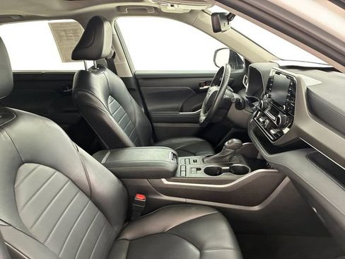 Used 2022 Toyota Highlander XLE AWD/4WD image 14