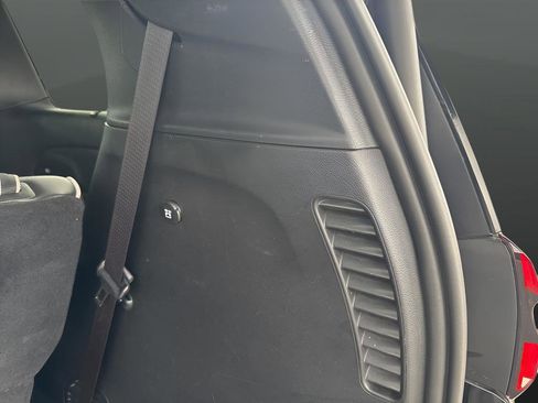 Used 2025 Chrysler Pacifica Limited image 38