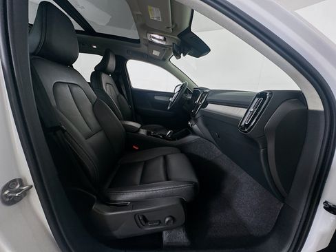 Used 2025 Volvo XC40 B5 Plus AWD/4WD image 31