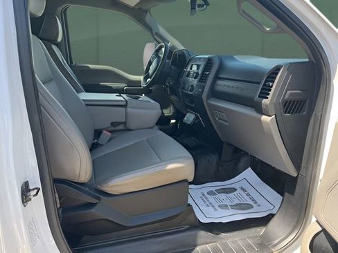 Used 2017 Ford F550 2WD Regular Cab Super Duty image 5
