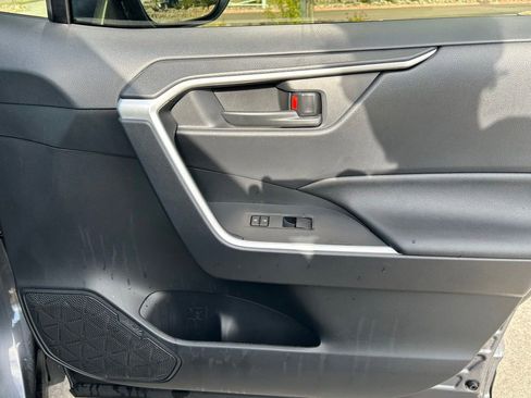 Used 2025 Toyota RAV4 LE AWD/4WD image 30