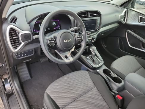 Used 2025 Kia Soul LX w/ LX Technology Package FWD image 8