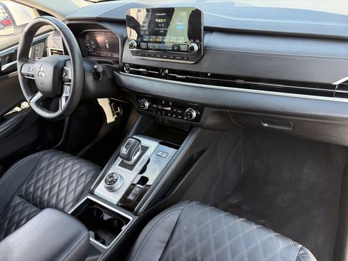 Used 2023 Mitsubishi Outlander 4WD Plug-In Hybrid image 12