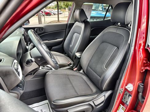 Used 2024 Hyundai Venue Limited FWD image 11
