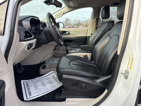 Used 2024 Chrysler Pacifica Select image 13