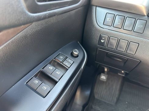 Used 2019 Toyota Highlander Plus AWD/4WD image 18