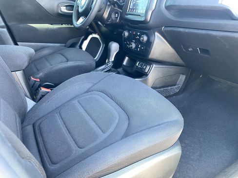 Used 2021 Jeep Renegade Latitude FWD image 11