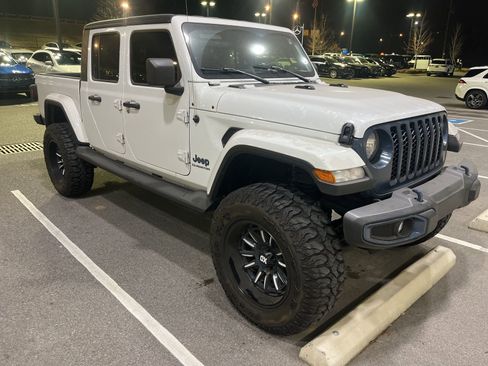 Used 2022 Jeep Gladiator Sport image 1