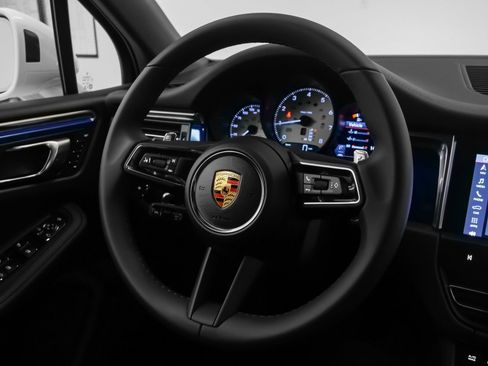 Certified 2025 Porsche Macan image 29