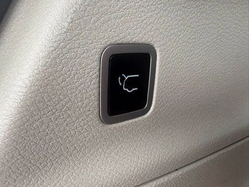 Used 2023 Chrysler Pacifica Touring-L FWD image 13