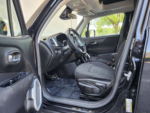 Used 2018 Jeep Renegade Latitude FWD image 4