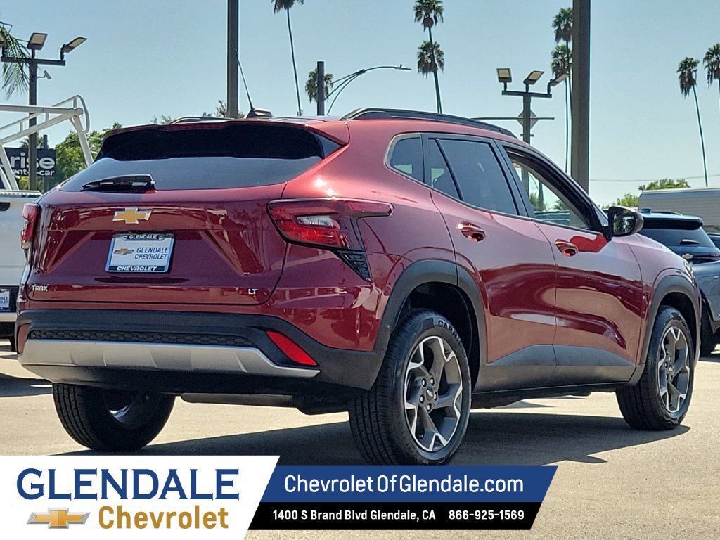 Used 2025 Chevrolet Trax LT FWD image 3
