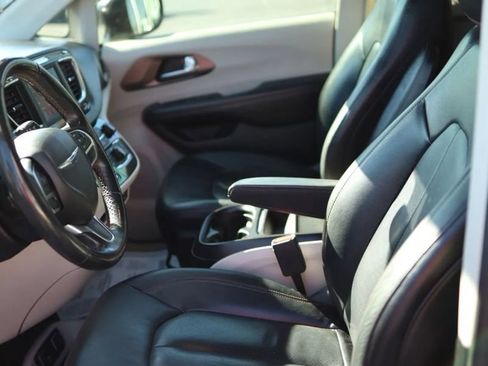 Used 2019 Chrysler Pacifica Touring-L FWD image 16