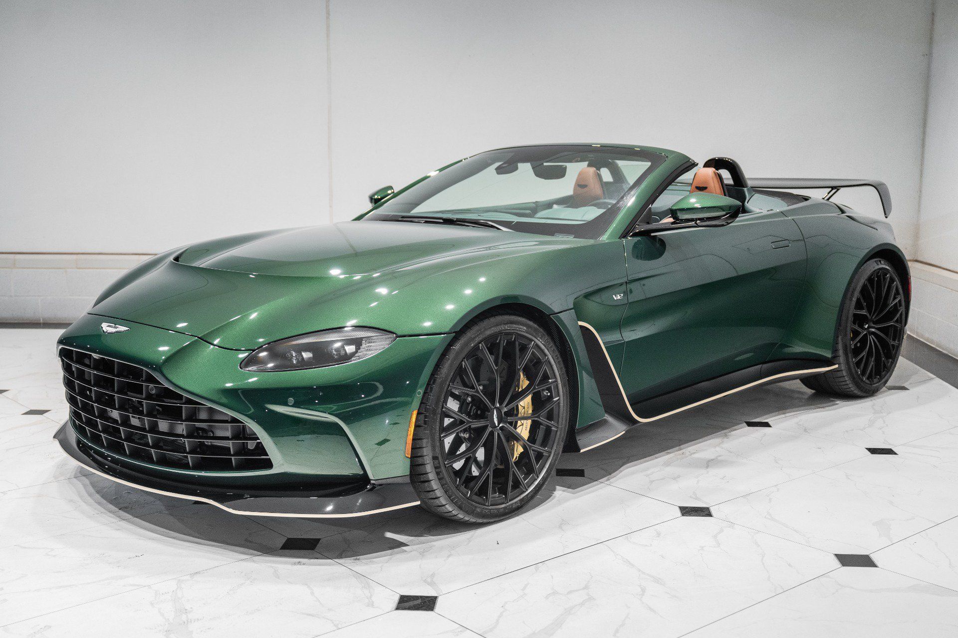 Used 2023 Aston Martin V12 Vantage Roadster RWD image 40