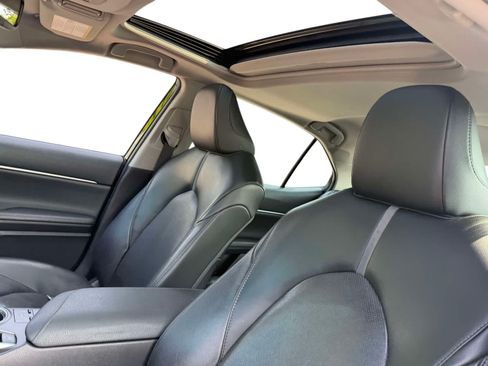 Used 2022 Toyota Camry XLE w/ Navigation Upgrade Package FWD image 10