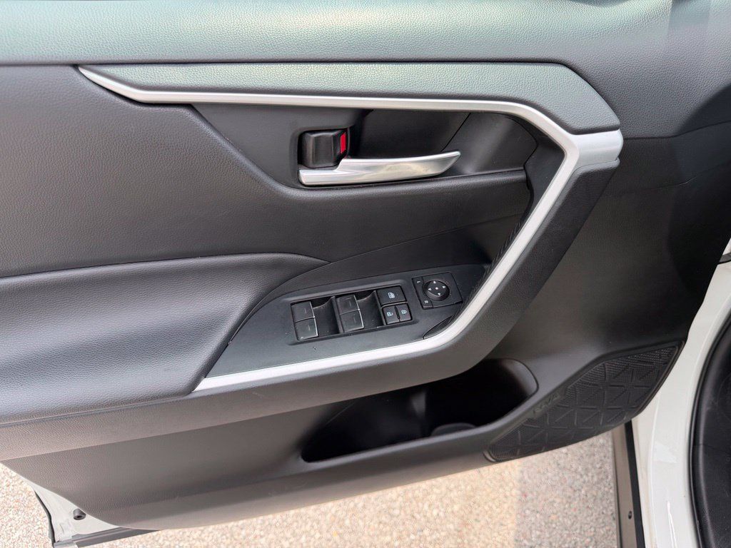 Used 2022 Toyota RAV4 XLE w/ Convenience Package FWD image 22