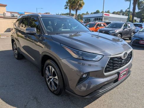 Used 2022 Toyota Highlander XLE AWD/4WD image 3