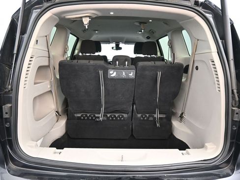 Used 2017 Chrysler Pacifica Touring image 36