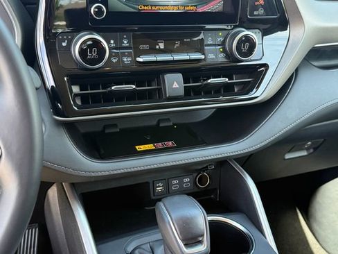 Used 2025 Toyota Highlander XLE FWD image 19