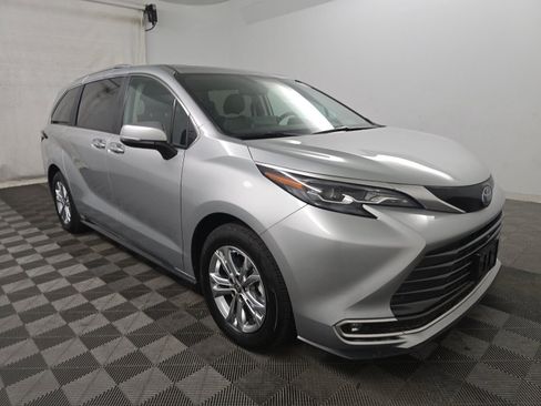 Used 2024 Toyota Sienna Platinum image 3