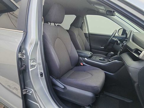 Used 2023 Toyota Highlander L image 25