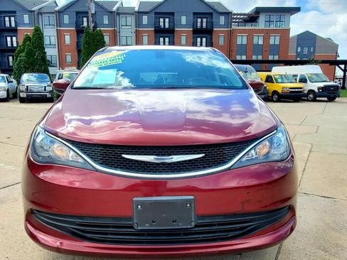 Used 2017 Chrysler Pacifica Touring image 2