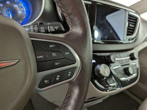 Used 2020 Chrysler Pacifica Touring-L Plus FWD image 22