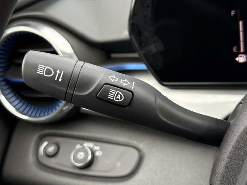 Used 2025 Chevrolet Trax LT image 9