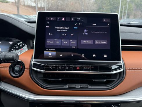 Used 2024 Jeep Compass Limited image 19