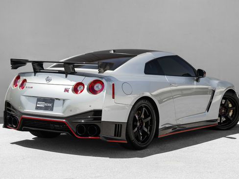 Used 2018 Nissan GT-R NISMO AWD/4WD image 3